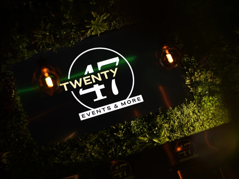 Logo des Twenty47 in einem Moosbild eingebettet